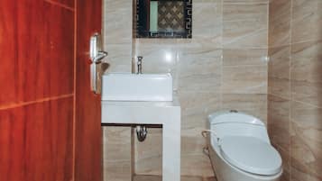 Shower, free toiletries, towels