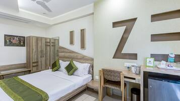 خزنة داخل الغرفة ومكتب ومكواة/لوح كي وأسرّة قابلة للطي