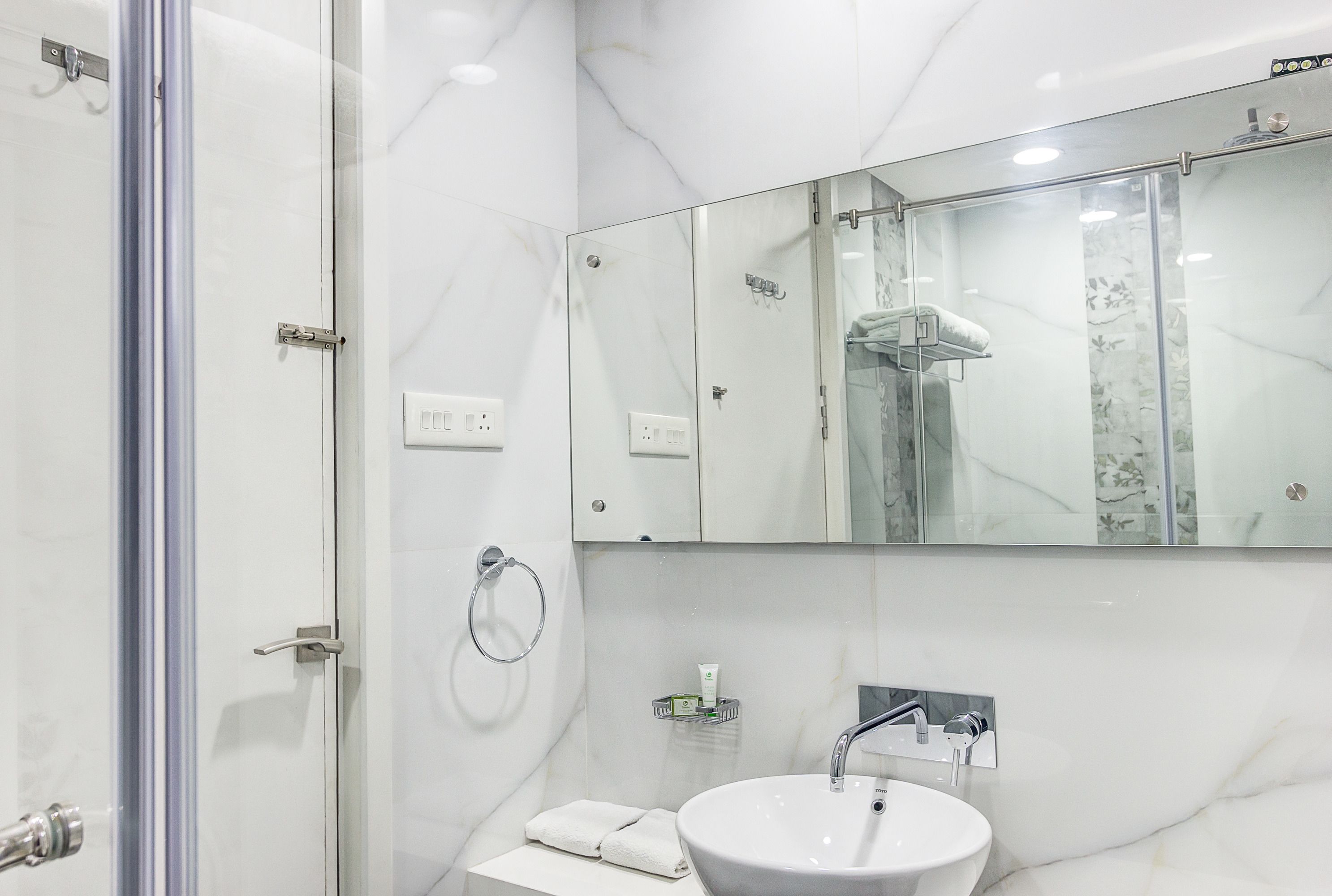 Standardzimmer | Badezimmer | Dusche, kostenlose Toilettenartikel, Handtücher, Seife