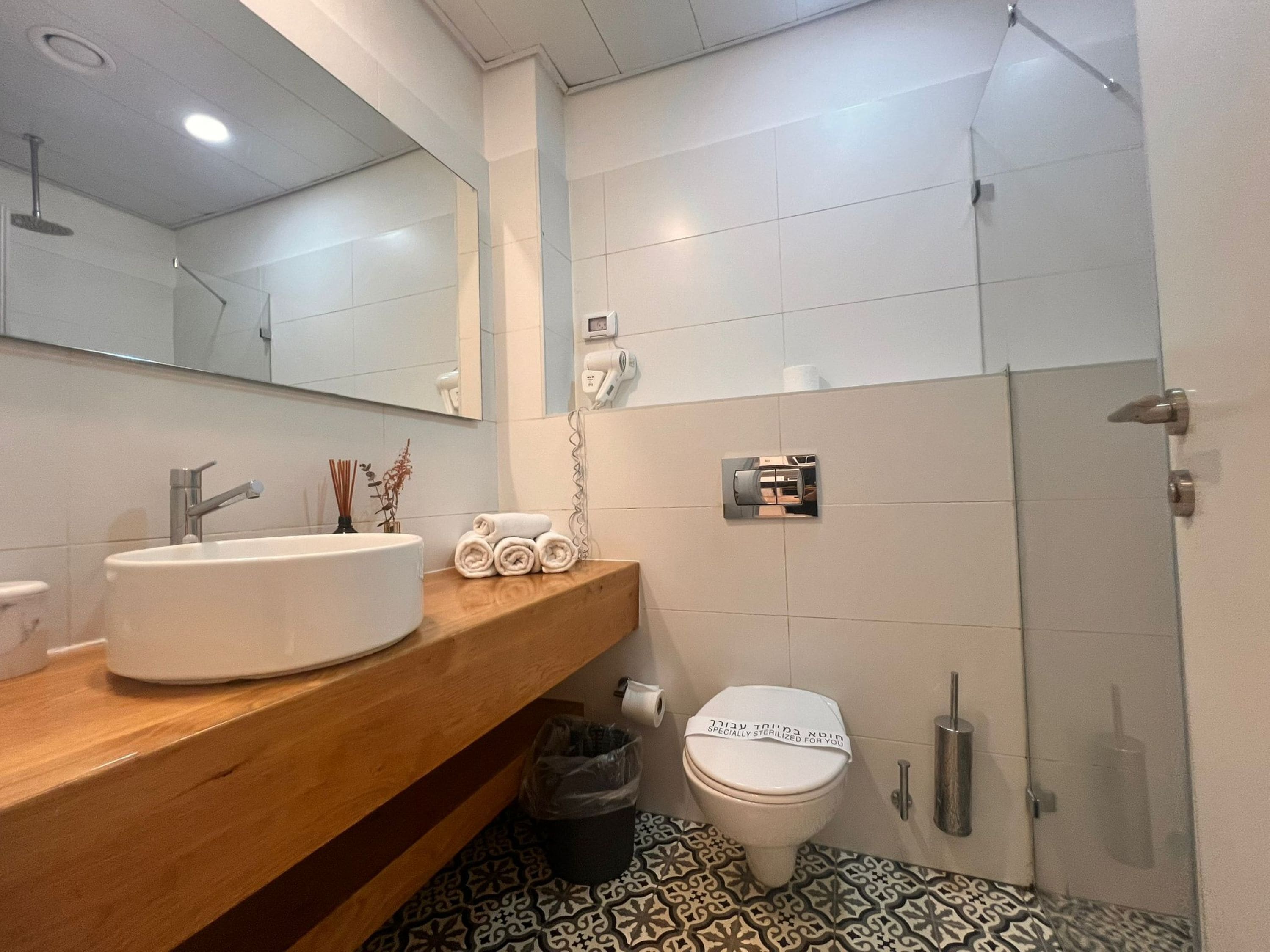 shower, free toiletries, towels