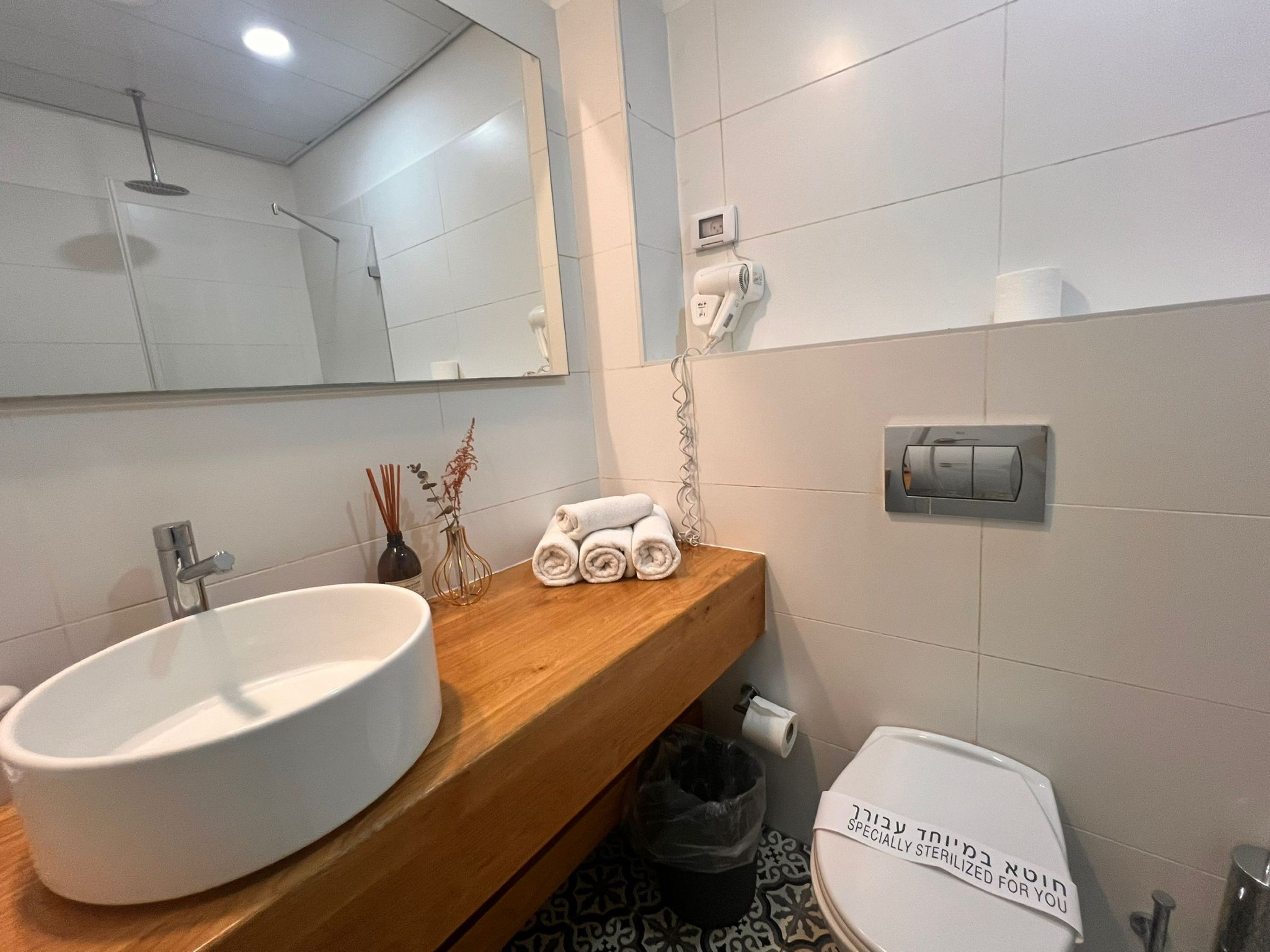 shower, free toiletries, towels