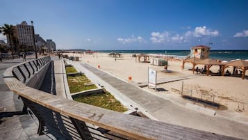 Playa en los alrededores y 3 bares en la playa 