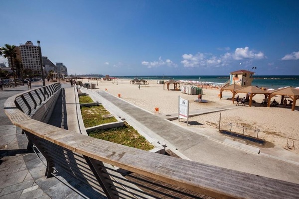 Beach nearby, 3 beach bars