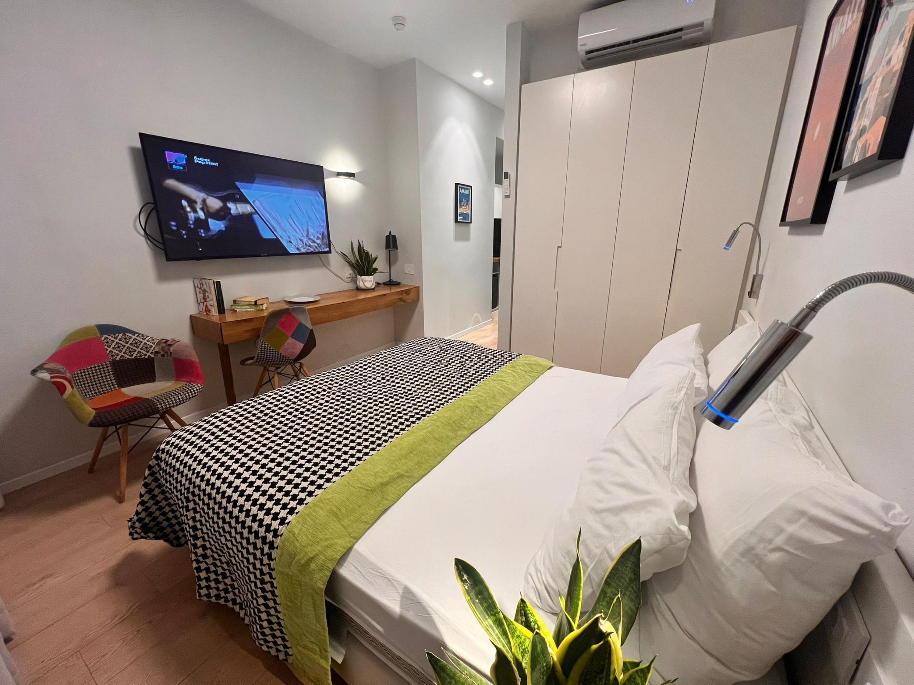 hypo-allergenic bedding, minibar, in-room safe, desk