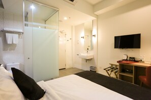 ห้องสแตนดาร์ดดับเบิลหรือทวิน | ตู้นิรภัยในห้องพัก, ห้องพักตกแต่งอย่างมีเอกลักษณ์, โต๊ะทำงาน