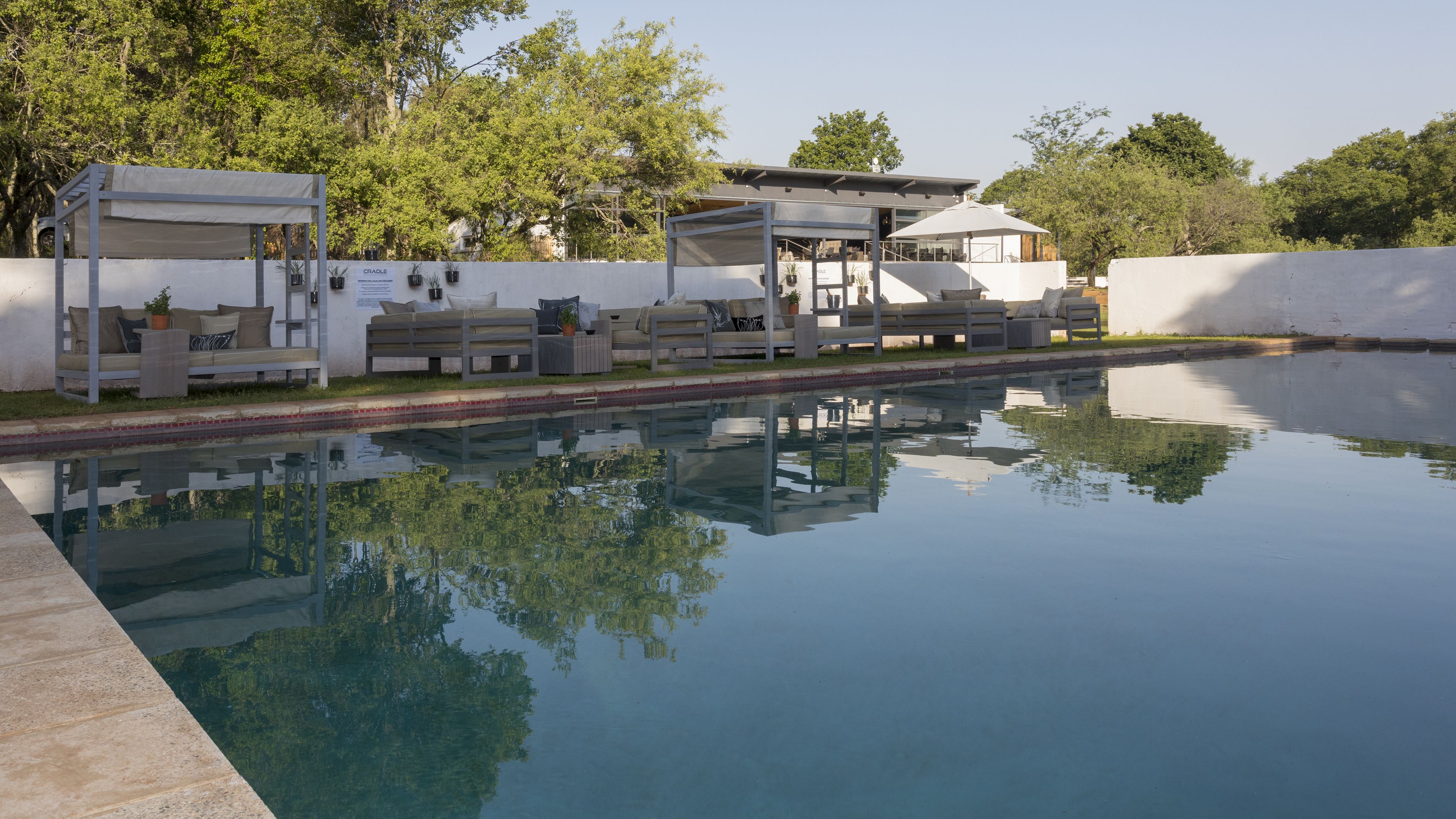 2 つの屋外プール、プール パラソル、サンラウンジャー