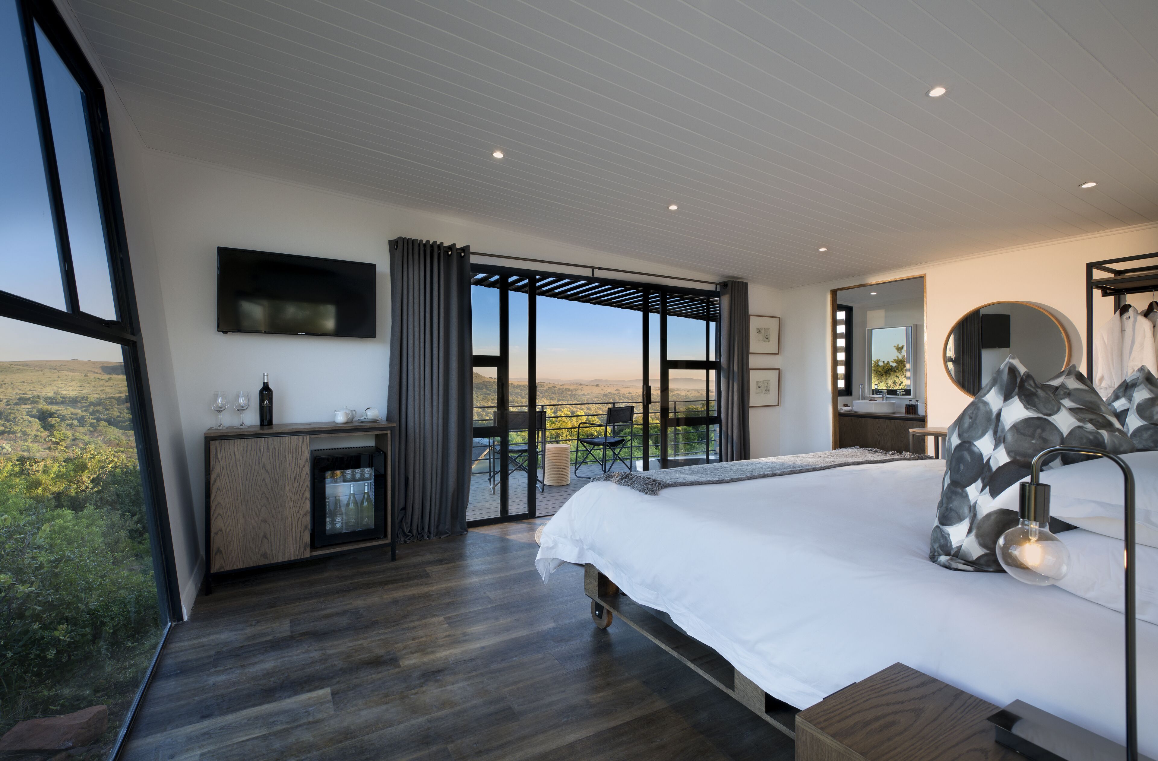 deluxe room | 1 bedroom, in-room safe, laptop workspace, iron/ironing board