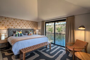 Klassieke villa | Een kluis op de kamer, een laptopwerkplek, een strijkplank/strijkijzer