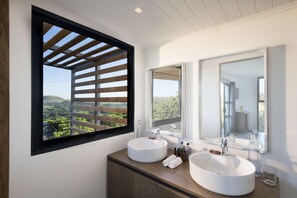 Chambre Deluxe | Salle de bain | Articles de toilette gratuits, serviettes fournies