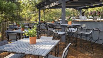 Menyajikan hidangan lokal dan internasional