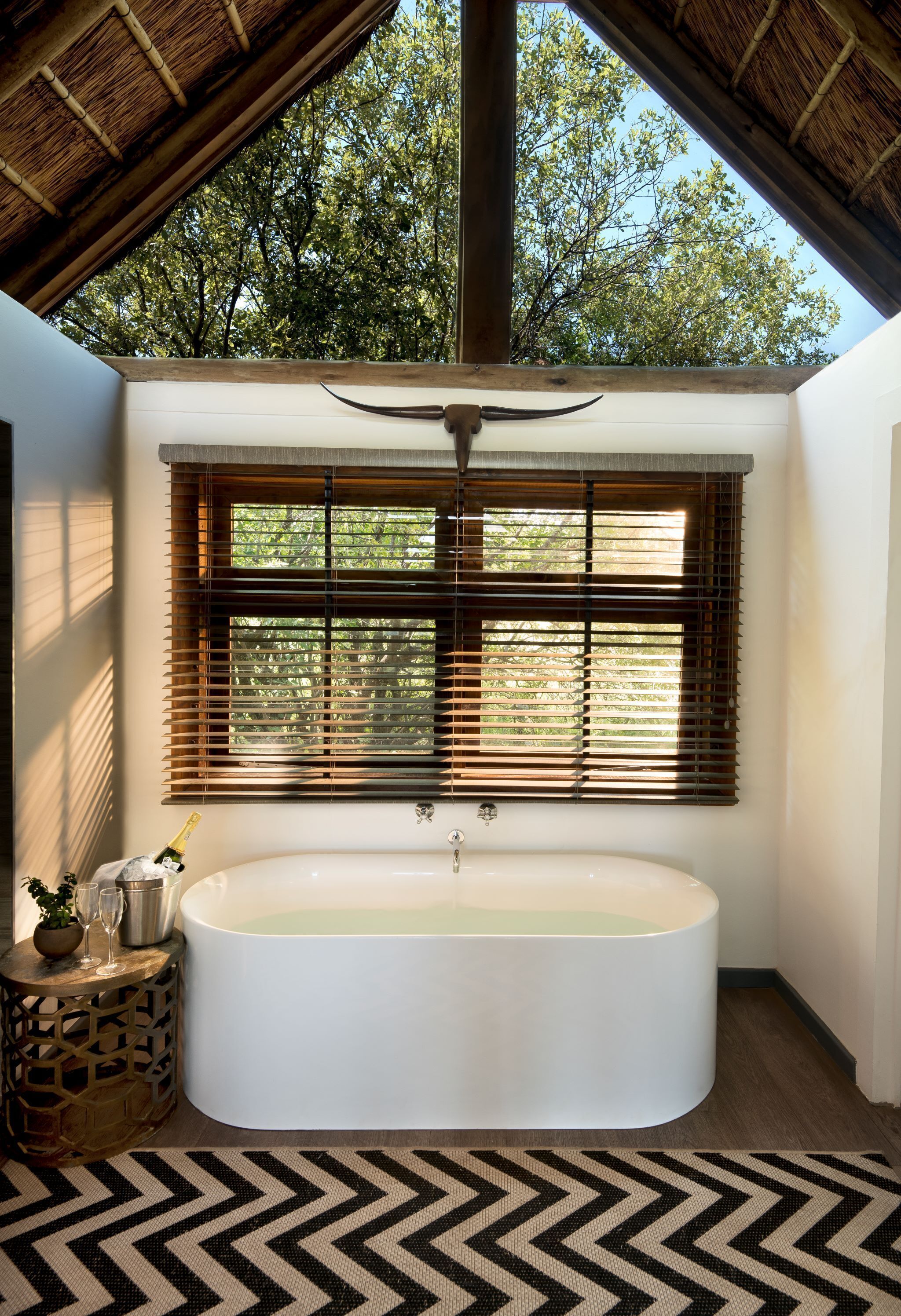 suite | bathroom | free toiletries, towels