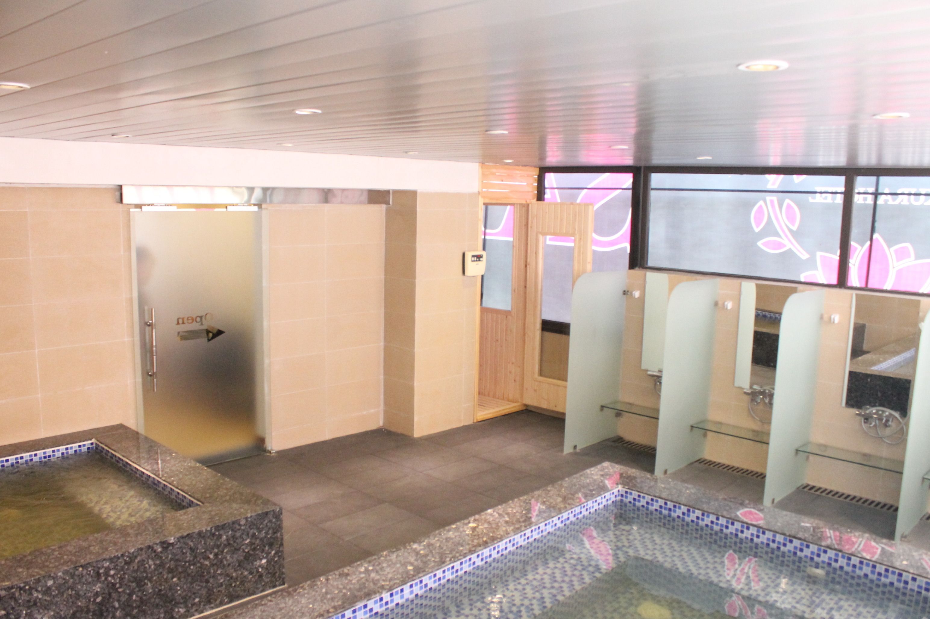 Indoor spa tub