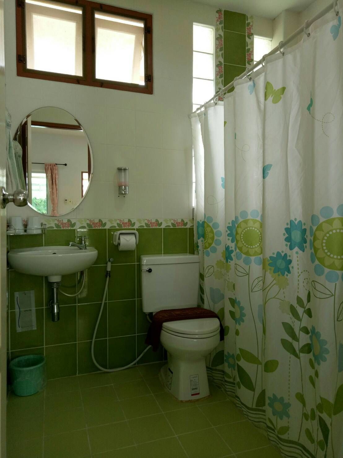 Quarto duplo standard | Banheiro | Chuveiro, produtos de toalete grátis, toalhas de banho 