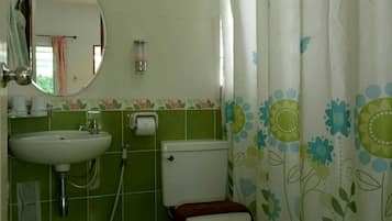 Habitació amb dos llits individuals estàndard | Bany | Dutxa, articles de tocador gratuïts i tovalloles
