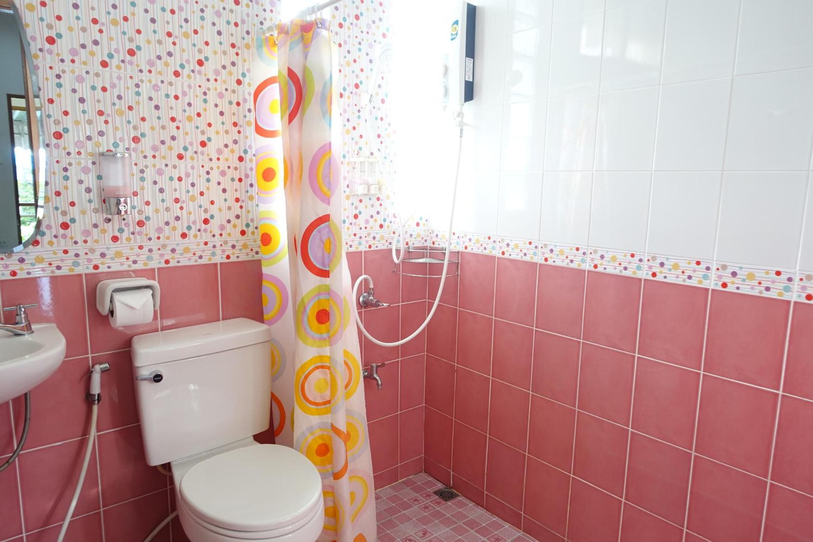 Ein Badezimmer mit Toilette, Waschbecken und Dusche.