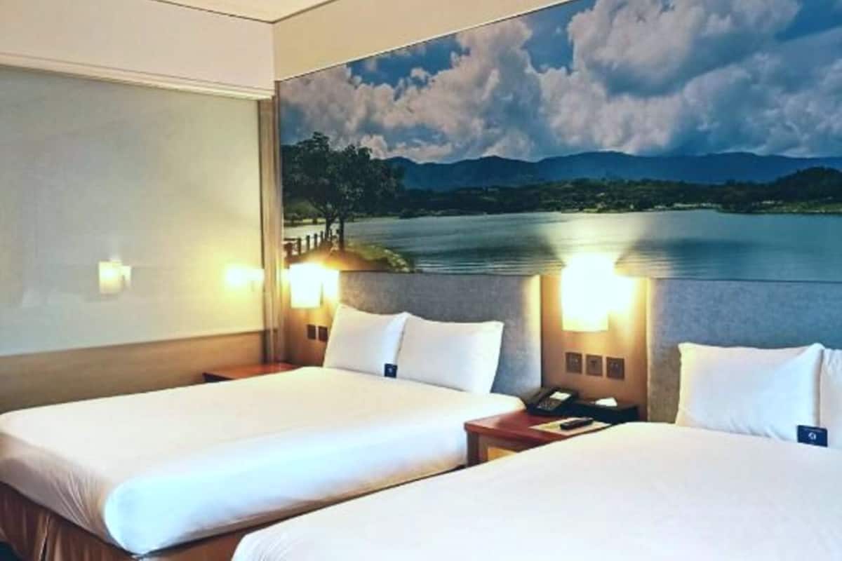 2 bedrooms, premium bedding, desk, blackout curtains