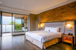 Suite | Ropa de cama de alta calidad, escritorio, cortinas opacas