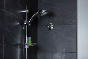 Ducha, artículos de higiene personal gratuitos y secador de pelo