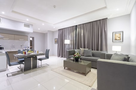 迷你吧、客房内保险箱、特色家居、办公桌