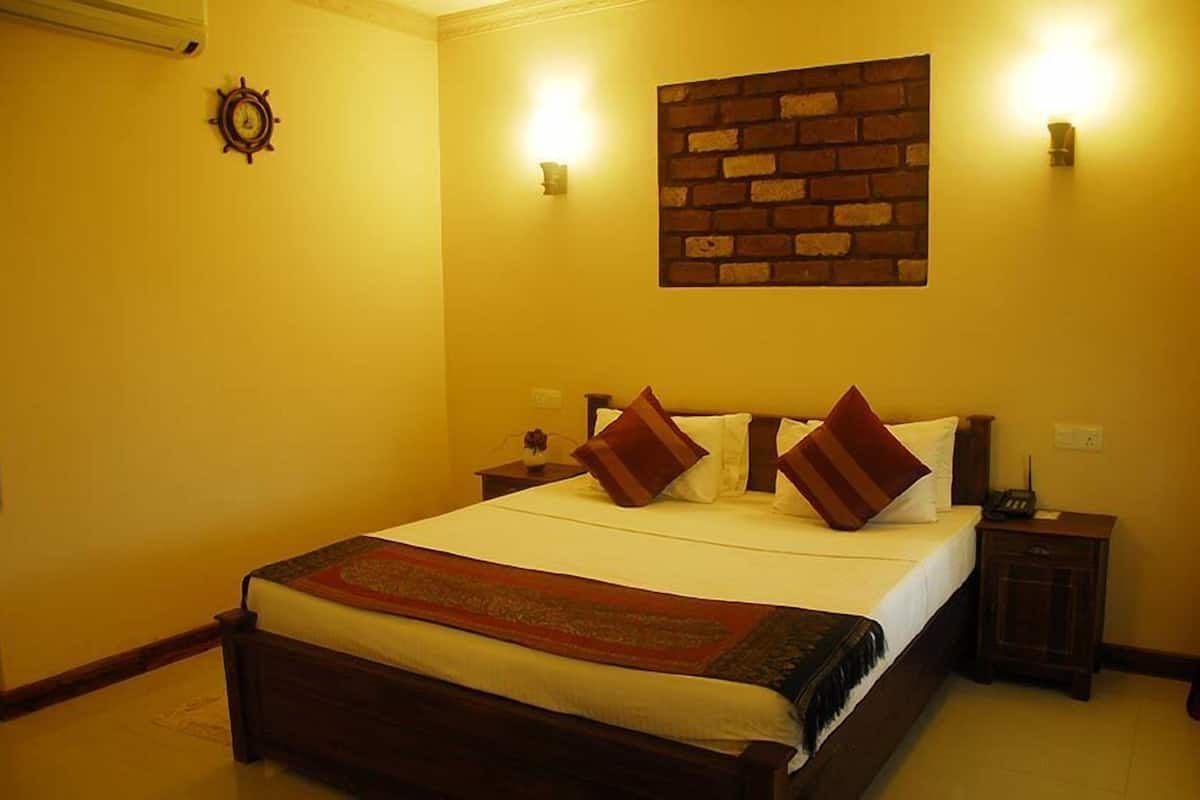 Standard Room | Peti besi dalam bilik, meja