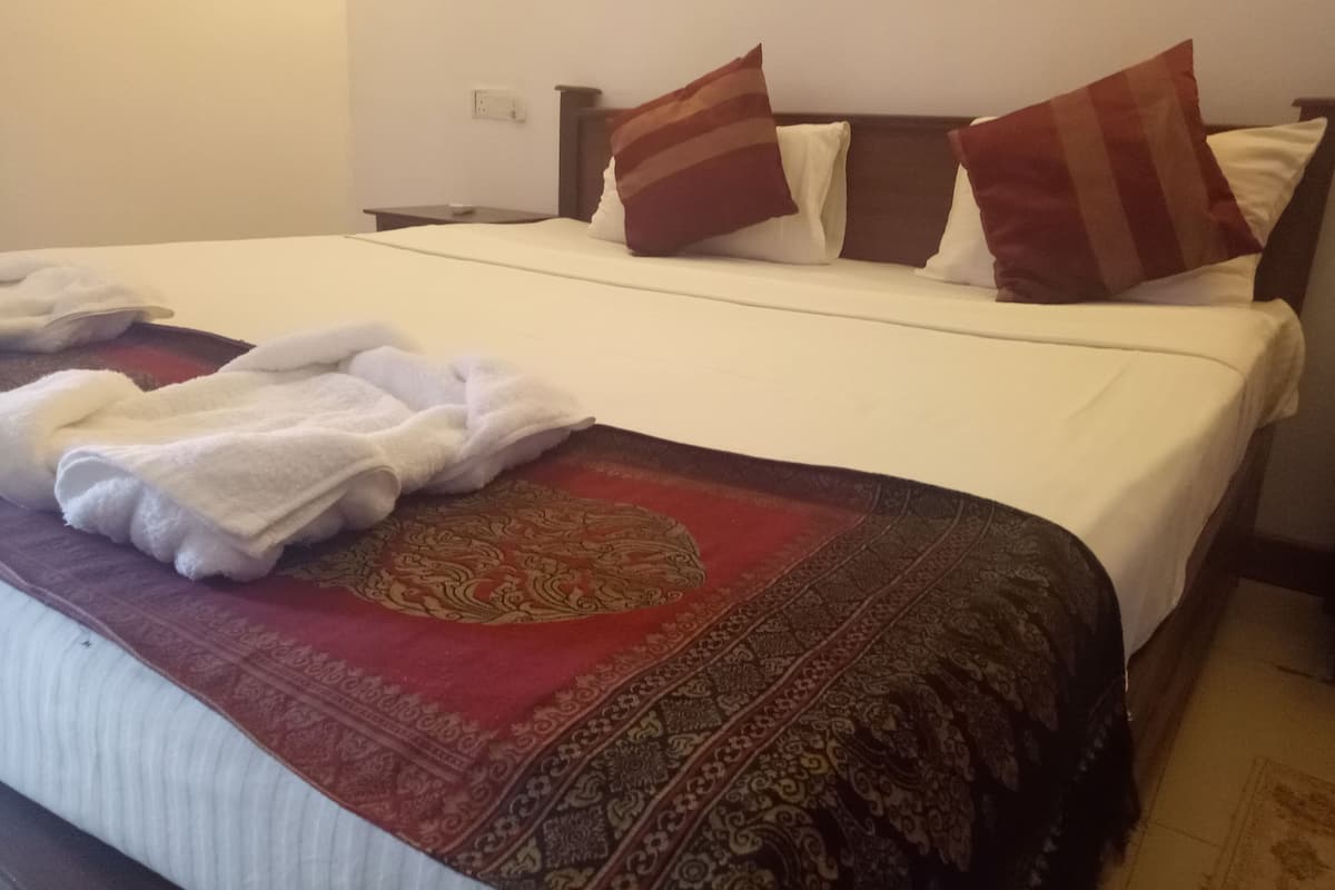 Deluxe Double Room, 1 Katil Kelamin (Double), Non Smoking, Pool View | Peti besi dalam bilik, meja
