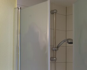 Een douche, gratis toiletartikelen, een haardroger, handdoeken