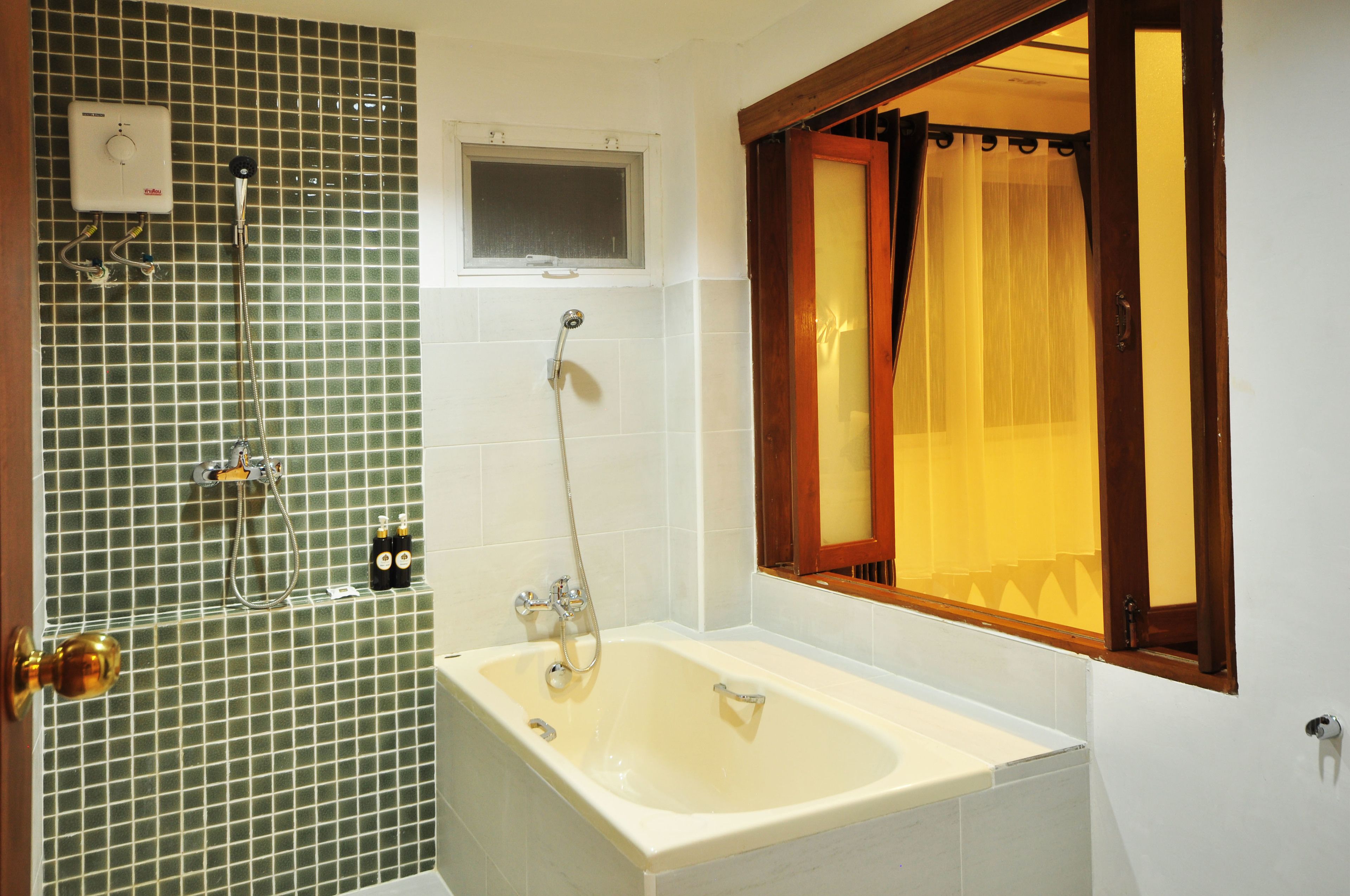 suite | deep-soaking bathtub