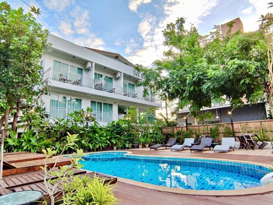 Una piscina al aire libre, tumbonas