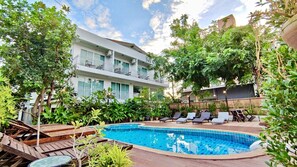 Outdoor pool, sun loungers - My Chiang Mai Boutique Lodge (Chiang Mai)