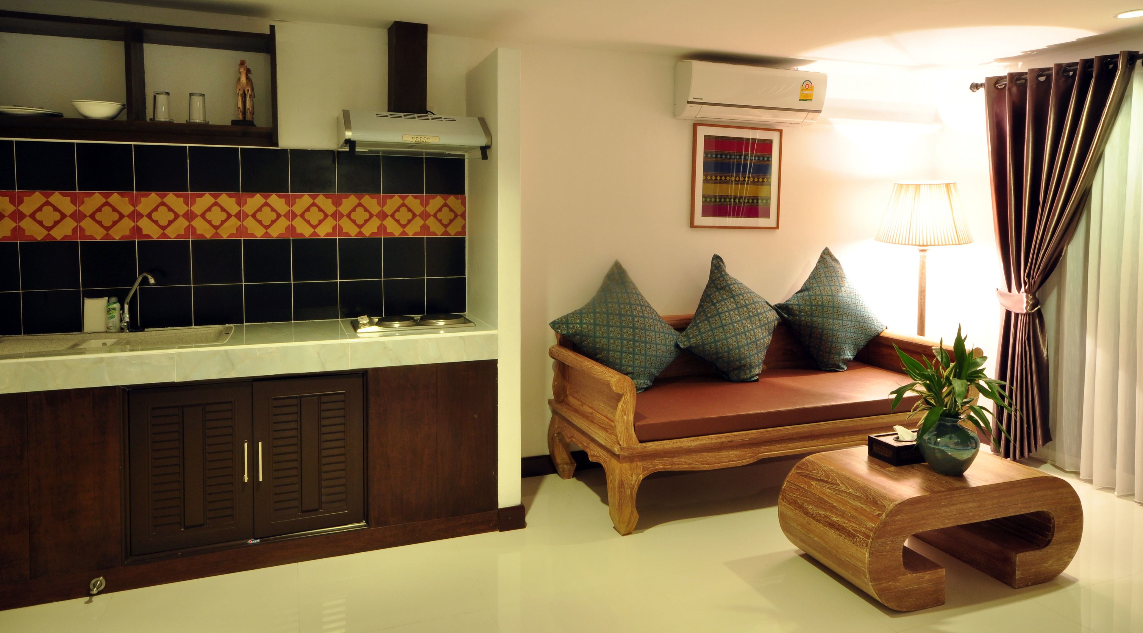 suite | private kitchenette | fridge, electric kettle