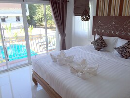 Suite majestueuse, vue sur la piscine | Coffre-fort, bureau, fer et planche à repasser