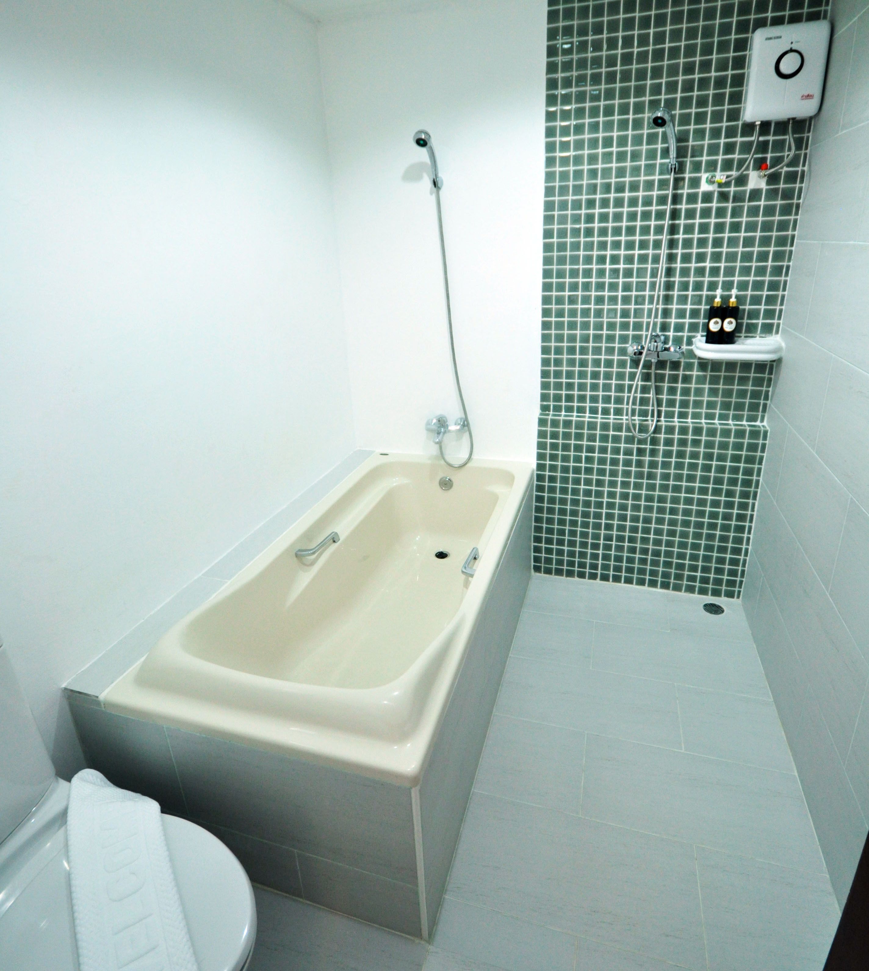 family room | deep-soaking bathtub