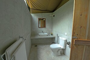 Tent, 2 Single Beds, Ensuite, Garden View | Bathroom | Shower, free toiletries, towels
