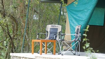 Telttamajoitus, 1 suuri parisänky, kylpyhuone makuuhuoneen yhteydessä, näköala puutarhaan | Terassi/patio