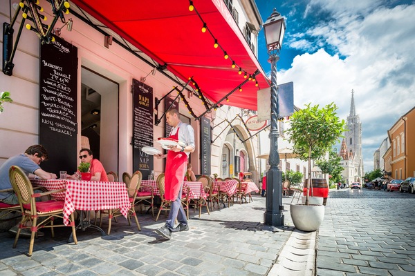 Serveert ontbijt, lunch, diner, Hongaarse gerechten