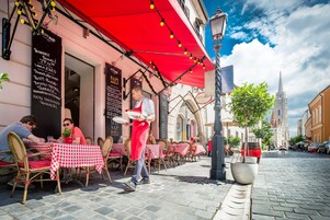 Σερβίρεται πρωινό, μεσημεριανό και βραδινό, με ουγγαρέζικη κουζίνα 