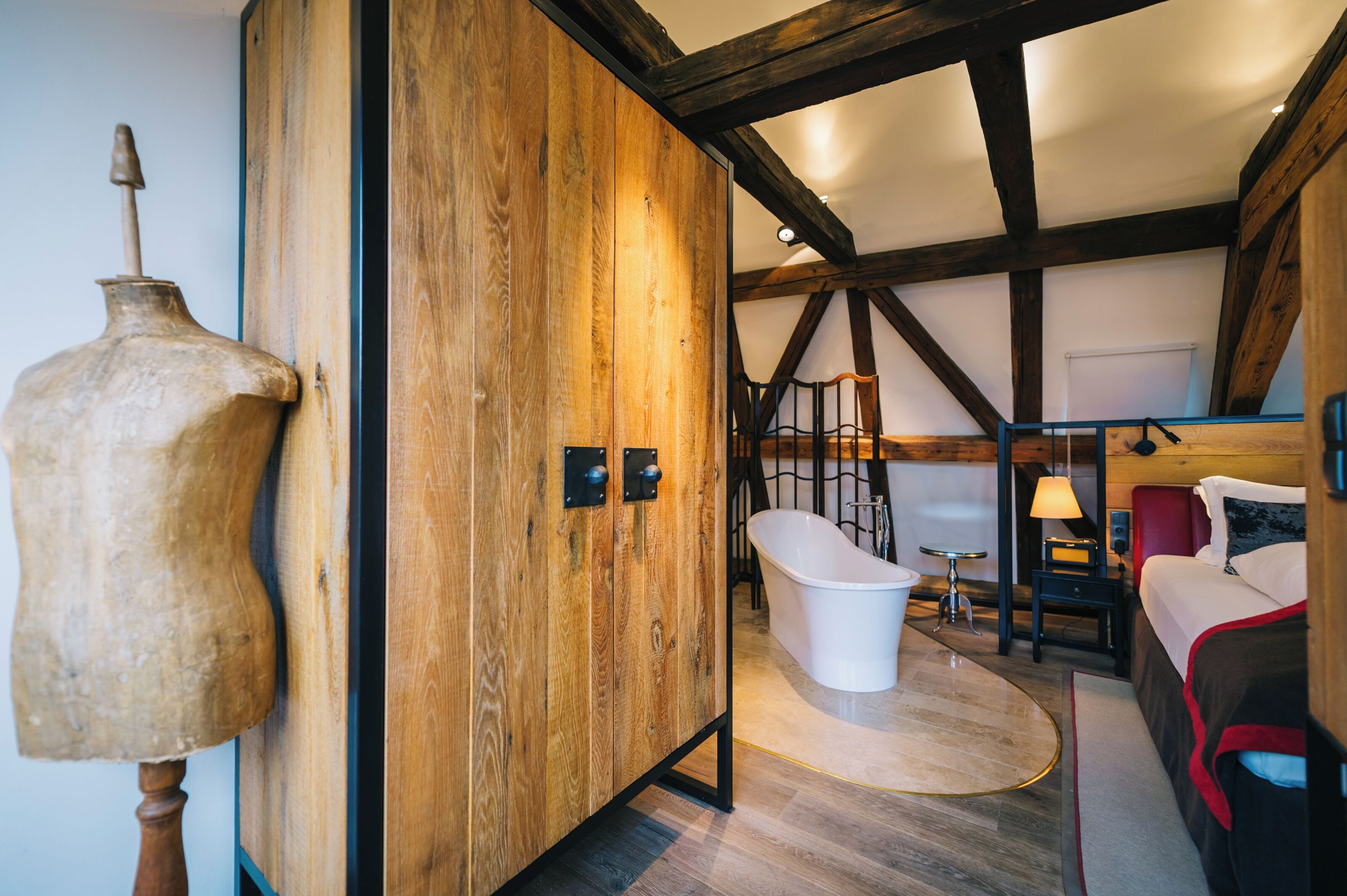 Ropa de cama de alta calidad, colchones con efecto memoria y minibar 