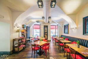 供应早餐、午餐和晚餐
