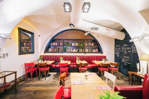 朝食、ランチ、ディナーに営業