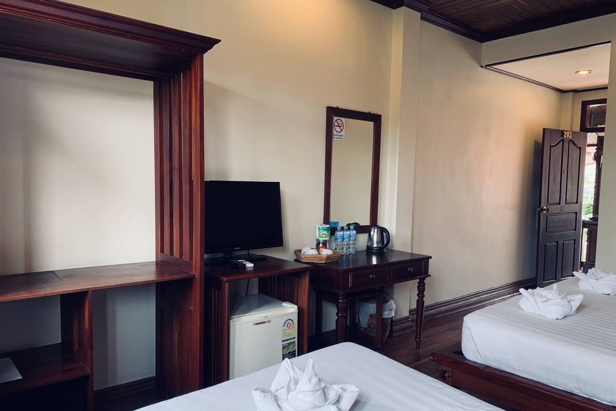 Minibar, caja de seguridad en la habitación y escritorio 