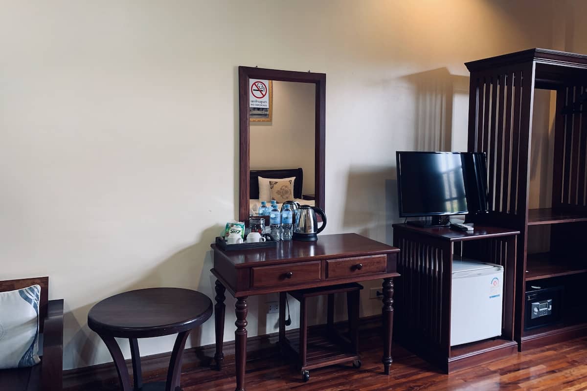 Minibar, caja de seguridad en la habitación y escritorio 
