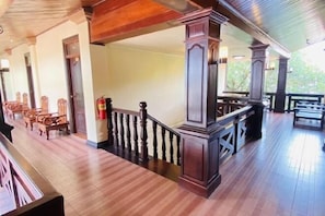 ミニバー、セーフティボックス (室内)、デスク、遮光カーテン