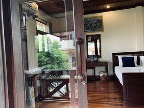 Deluxe Double with Balcony | ミニバー、セーフティボックス (室内)、デスク、遮光カーテン