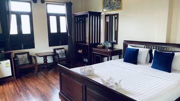 Deluxe Double with Balcony | Minibar, värdeförvaringsskåp på rummet och skrivbord