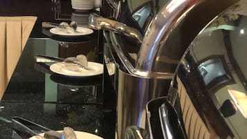 Daily buffet breakfast (VND 50000 per person)