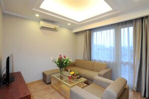 Deluxe kamer | Woonkamer | Flatscreentelevisie