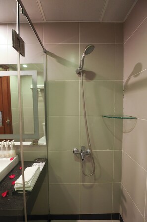 Superior Room | Bathroom | Free toiletries, hair dryer, bathrobes, slippers - Gallant Hotel (Hanoi)
