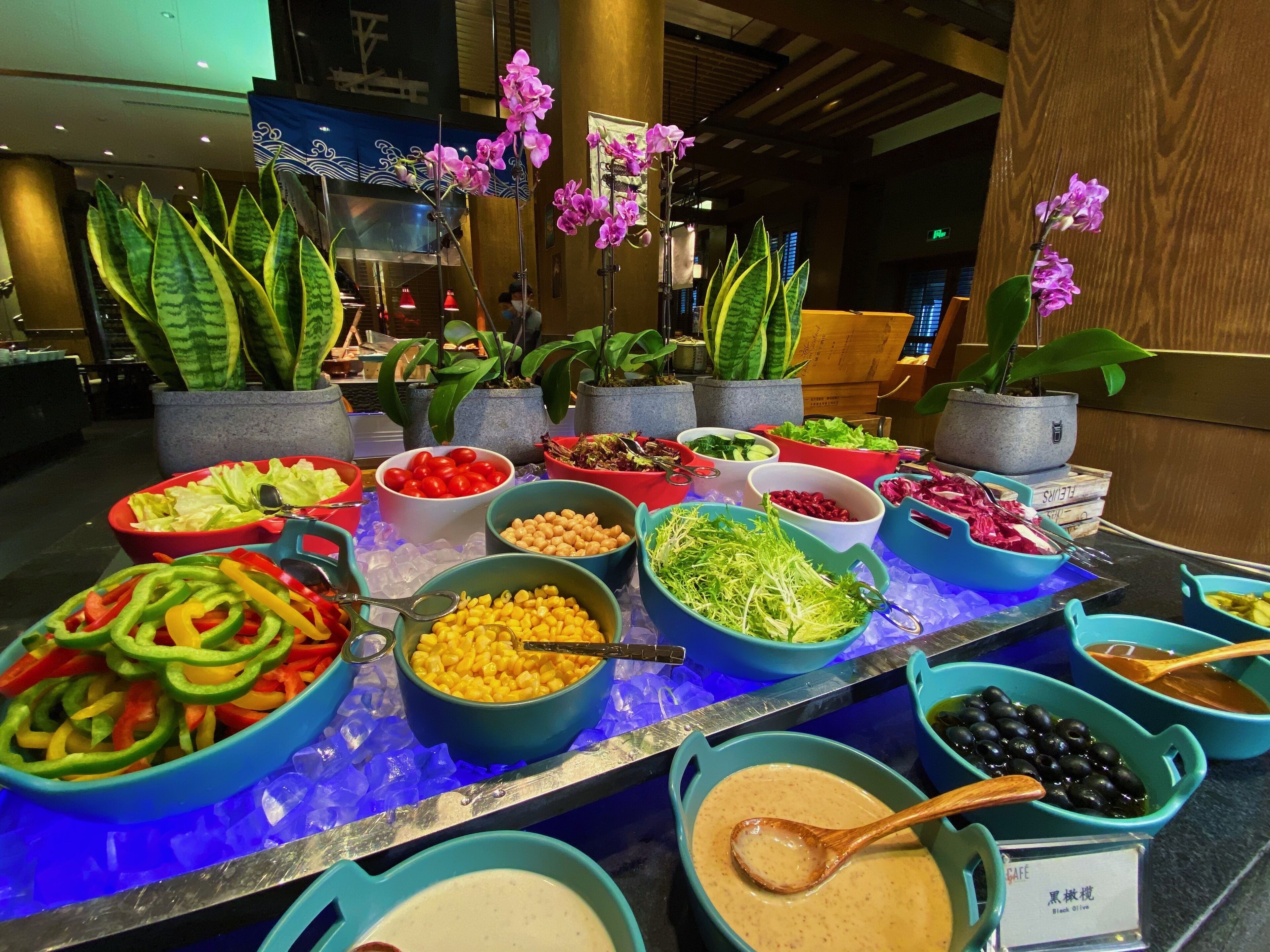 Daily buffet breakfast (CNY 120 per person)