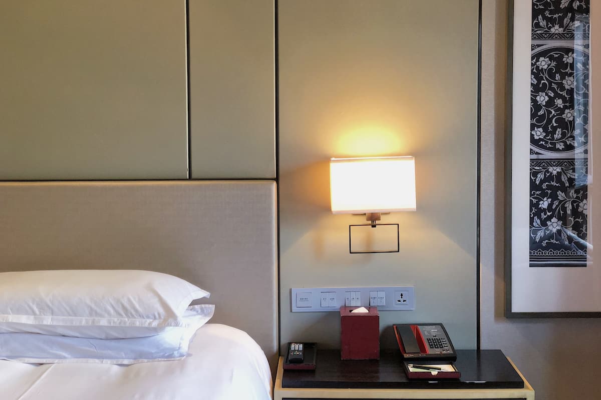 Gratis produkter i minibar, värdeförvaringsskåp på rummet och skrivbord