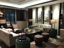 2 restoran, melayani sarapan, makan siang; sajian masakan Cina